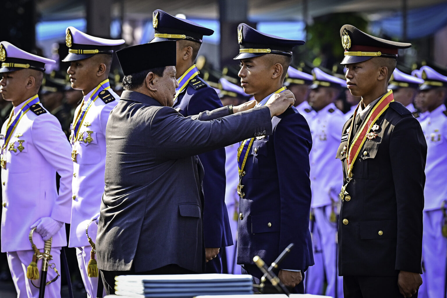Presiden Prabowo Subianto memimpin langsung Upacara Prasetya Perwira (Praspa) Tentara Nasional Indonesia (TNI) dan Kepolisian Negara Republik Indonesia (Polri) Tahun 2025 yang digelar di halaman Istana Merdeka, Jakarta, pada Rabu, 23 Juli 2025. (Foto: BPMI Setpres)