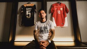 Stefano Lilipaly mengenakan kaos bertuliskan Dewa United FC / LIB