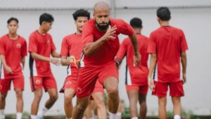 Alex Tanque berlatih bersama skuat PSM Makassar / ilegue.id