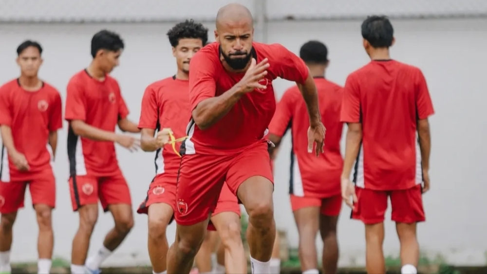 Alex Tanque berlatih bersama skuat PSM Makassar / ilegue.id