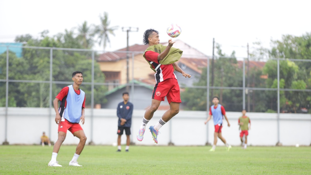 Rifky Dwi Septiawan menjalani latihan bersama PSM Makassar / ileague
