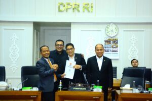 Wakil Ketua Baleg DPR RI, Iman Sukri, bersama Pimpinan Baleg yang lain saat menerima pandangan salah satu fraksi di Ruang Baleg DPR RI, Selasa (8/7/2025). Foto: Geraldi/vel
