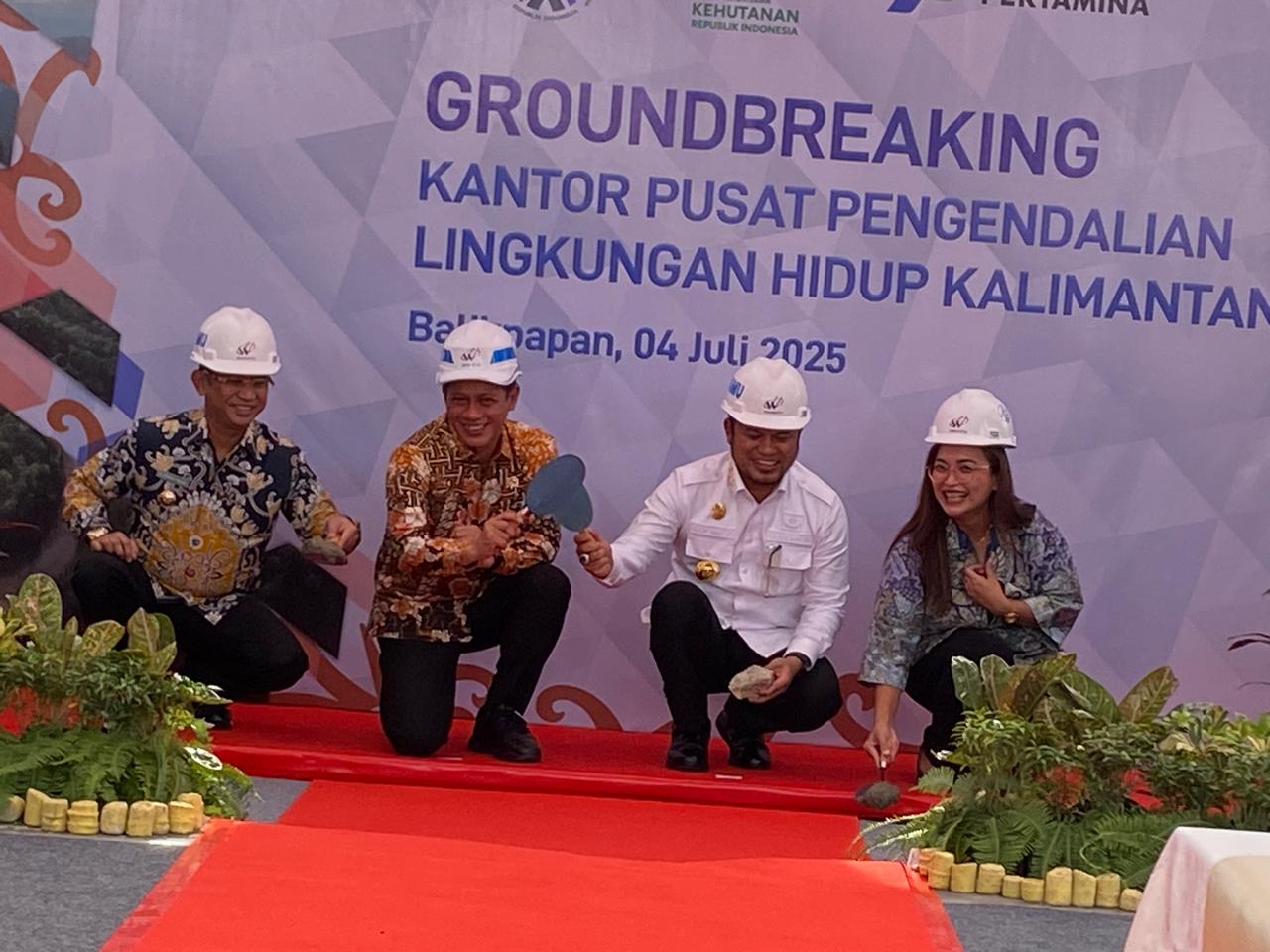 Menteri Lingkungan Hidup Hanif Faisol Nurofiq, bersama Gubernur Kaltim Rudy Mas'ud dan Wali Kota Balikpapan Rahmad Mas'ud