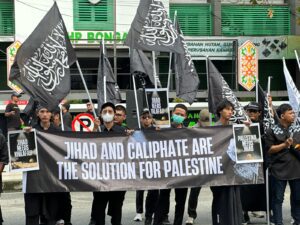 Orasi damai Bela Palestina yang digelar komunitas Muslim Balikpapan Bersatu (KMBB) di simpang Balikpapan Plaza, Minggu, 6 Juli 2025.