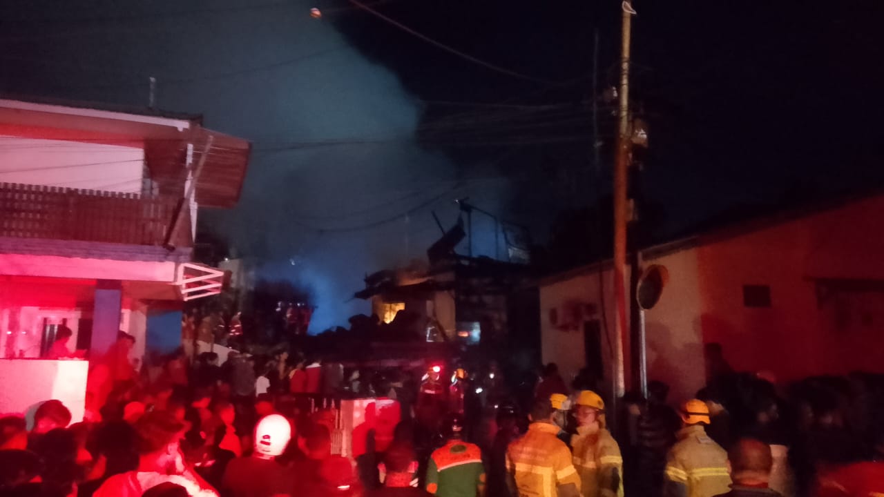 amukan si jago merah meluluhlantakkan kawasan padat penduduk di RT 53 Kelurahan Gunung Sari Ulu, Balikpapan Tengah, pada Sabtu dini hari, 12 Juli 2025