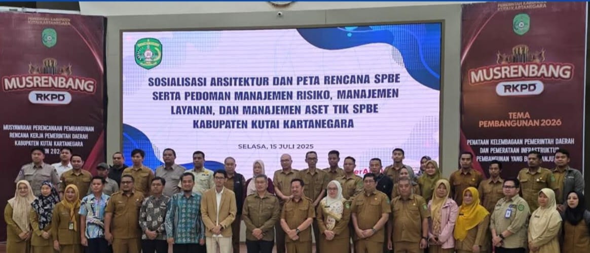 Sosialisasi Dokumen Arsitektur dan Peta Rencana SPBE serta Sosialisasi Dokumen Manajemen Risiko, Manajemen Layanan, dan Manajemen Aset TIK di Aula Bappeda Kukar, Selasa (15/7/2025).