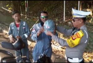 Pengendara Roda Dua di Balikpapan Tertangkap Gunakan Helm Non-SNI / Polresta Balikpapan