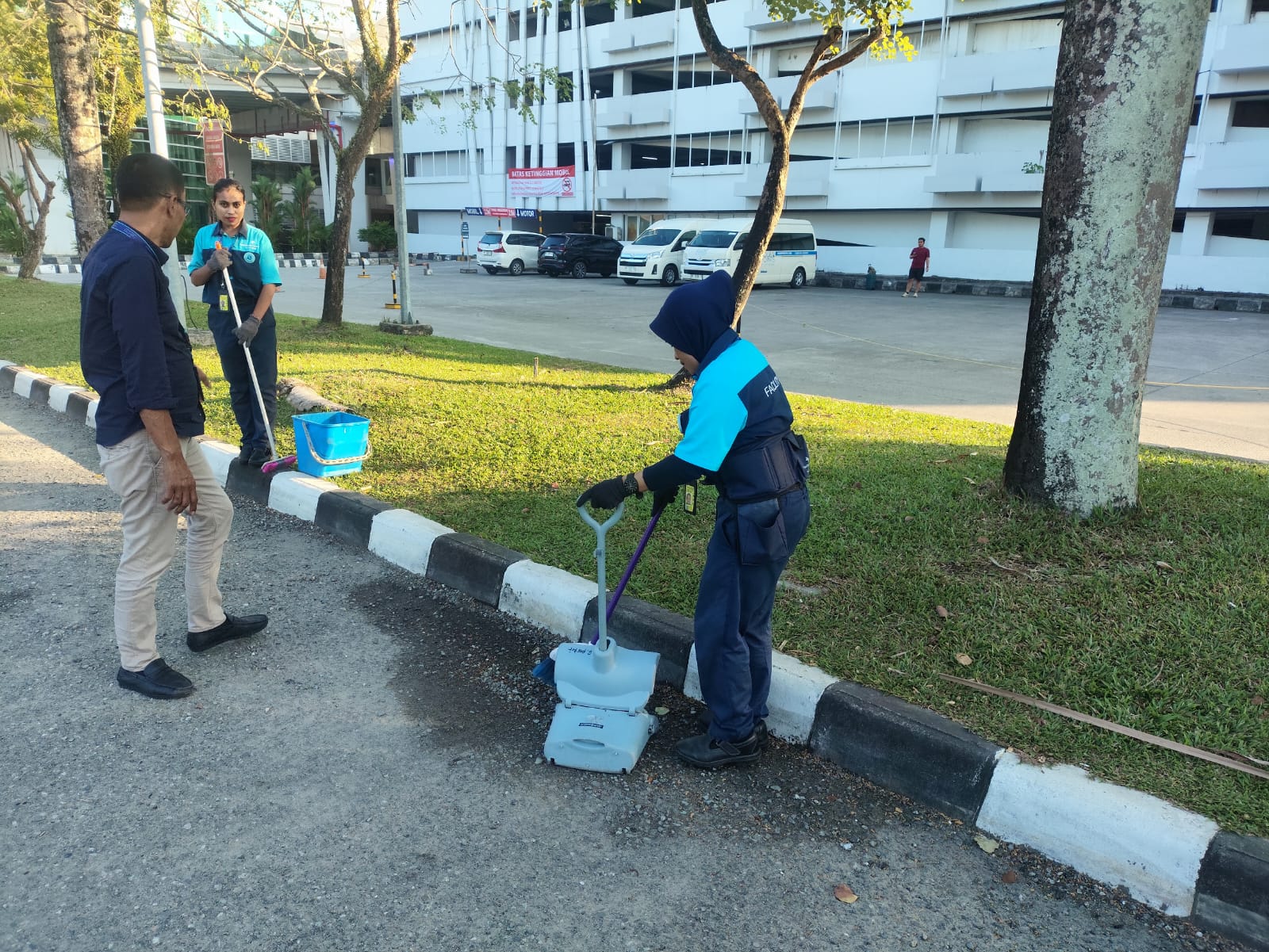Petugas Bandara SAMS Sepinggan Balikpapan membersihkan BAB pengunjung (foto : Humas Bandara)