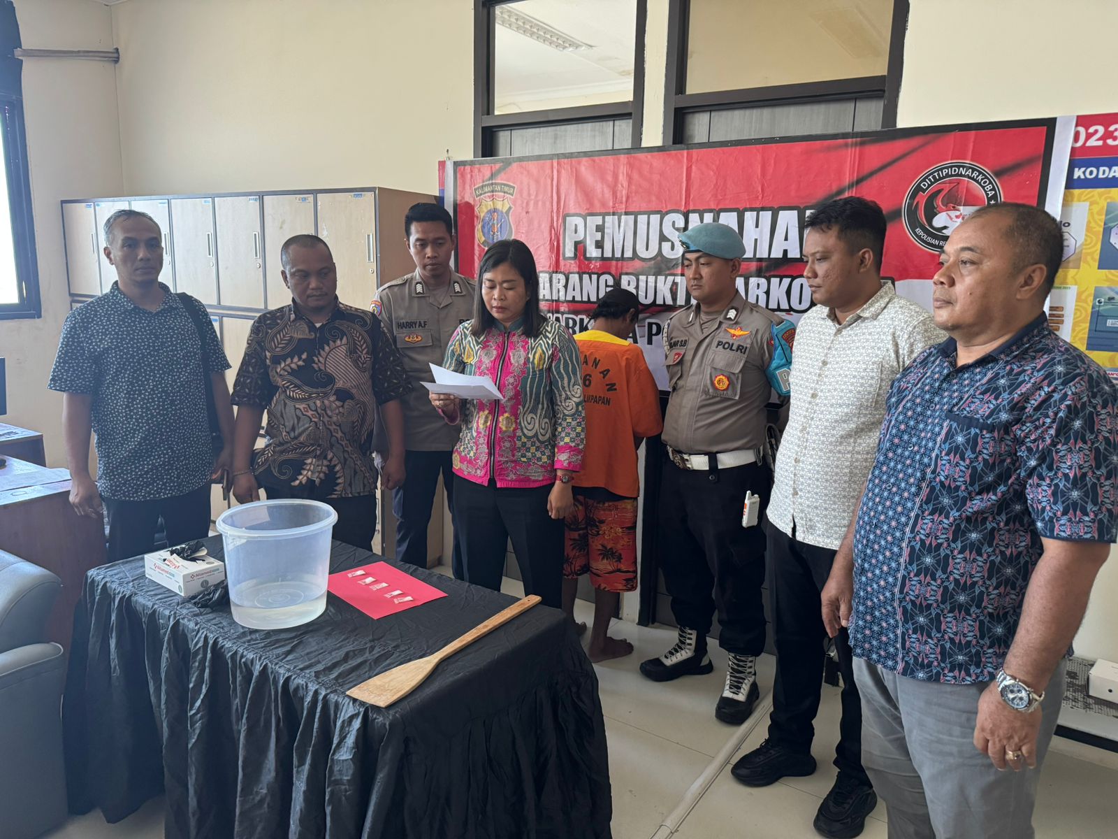 Pemusnahan barang bukti sabu yang disaksikan tersangka / Polresta Balikpapan