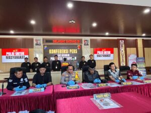 Kapolresta Balikpapan, Kombes Pol Anton Firmanto dalam konfrensi pers, Jumat 25 Juli 2025. Tampak juga barang bukti dan pelaku / IST