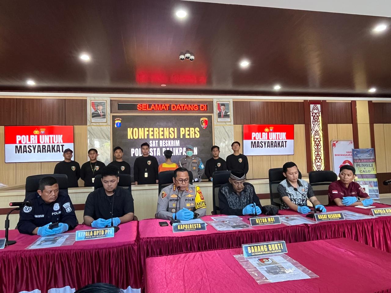 Kapolresta Balikpapan, Kombes Pol Anton Firmanto dalam konfrensi pers, Jumat 25 Juli 2025. Tampak juga barang bukti dan pelaku / IST