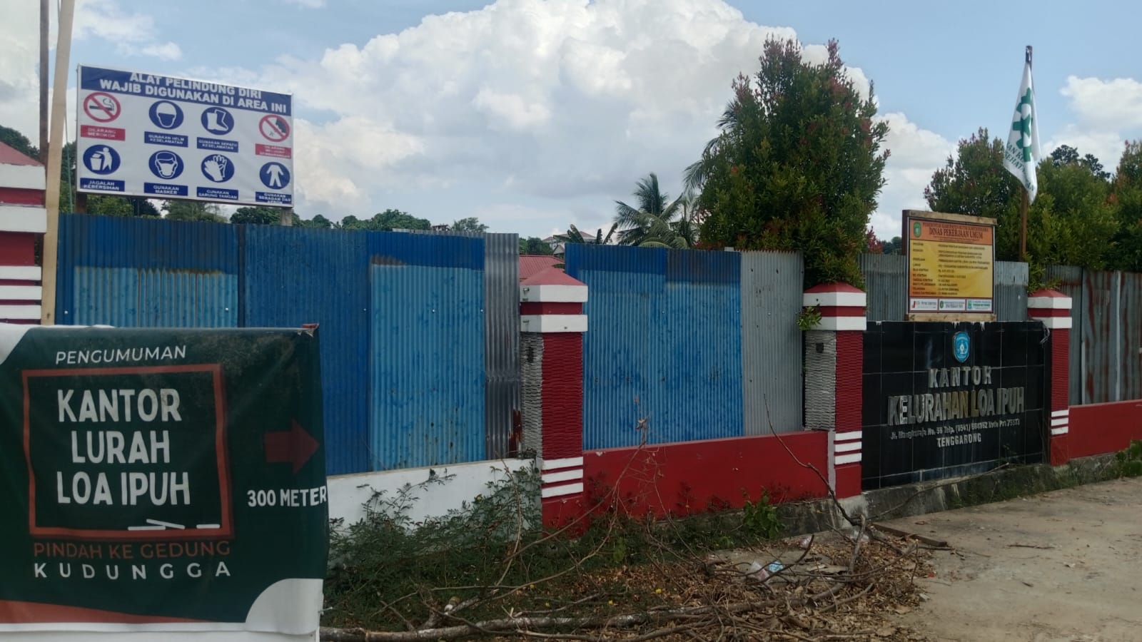 Kelurahan Loa Ipuh, Kecamatan Tenggarong, kini dialihkan sementara ke Gedung Universitas Terbuka (UT) Kudungga