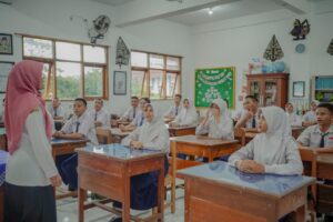 Ilustrasi guru sedang mengajar di Sekolah Menengah Pertama. (Foto: Dok Kemendikdasmen)