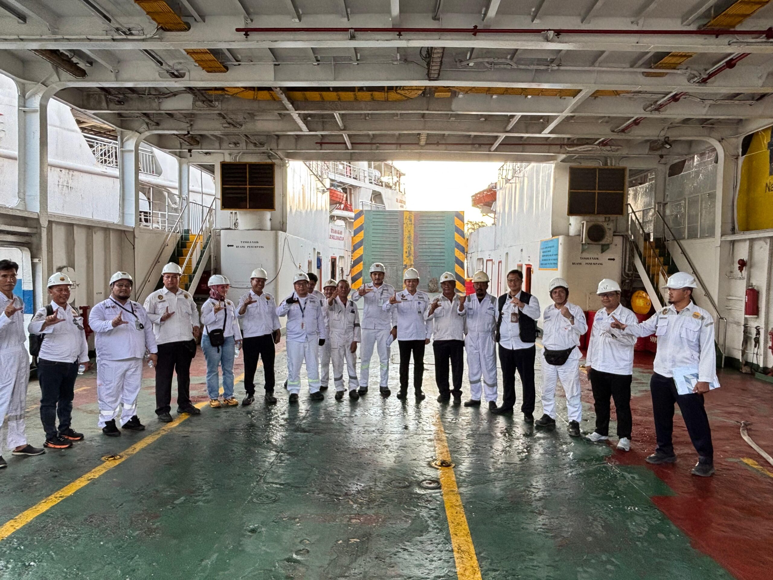 Kementerian Perhubungan melalui Direktorat Jenderal Perhubungan Laut kembali menegaskan komitmennya dalam meningkatkan keselamatan pelayaran melalui pelaksanaan kegiatan uji petik kapal-kapal roll-on/roll-off (roro) di Pelabuhan Kariangau, Balikpapan, Kalimantan Timur. Kegiatan berlangsung selama tiga hari, sejak 29 hingga 31 Juli 2025, (Foto Humas Kemenhub )