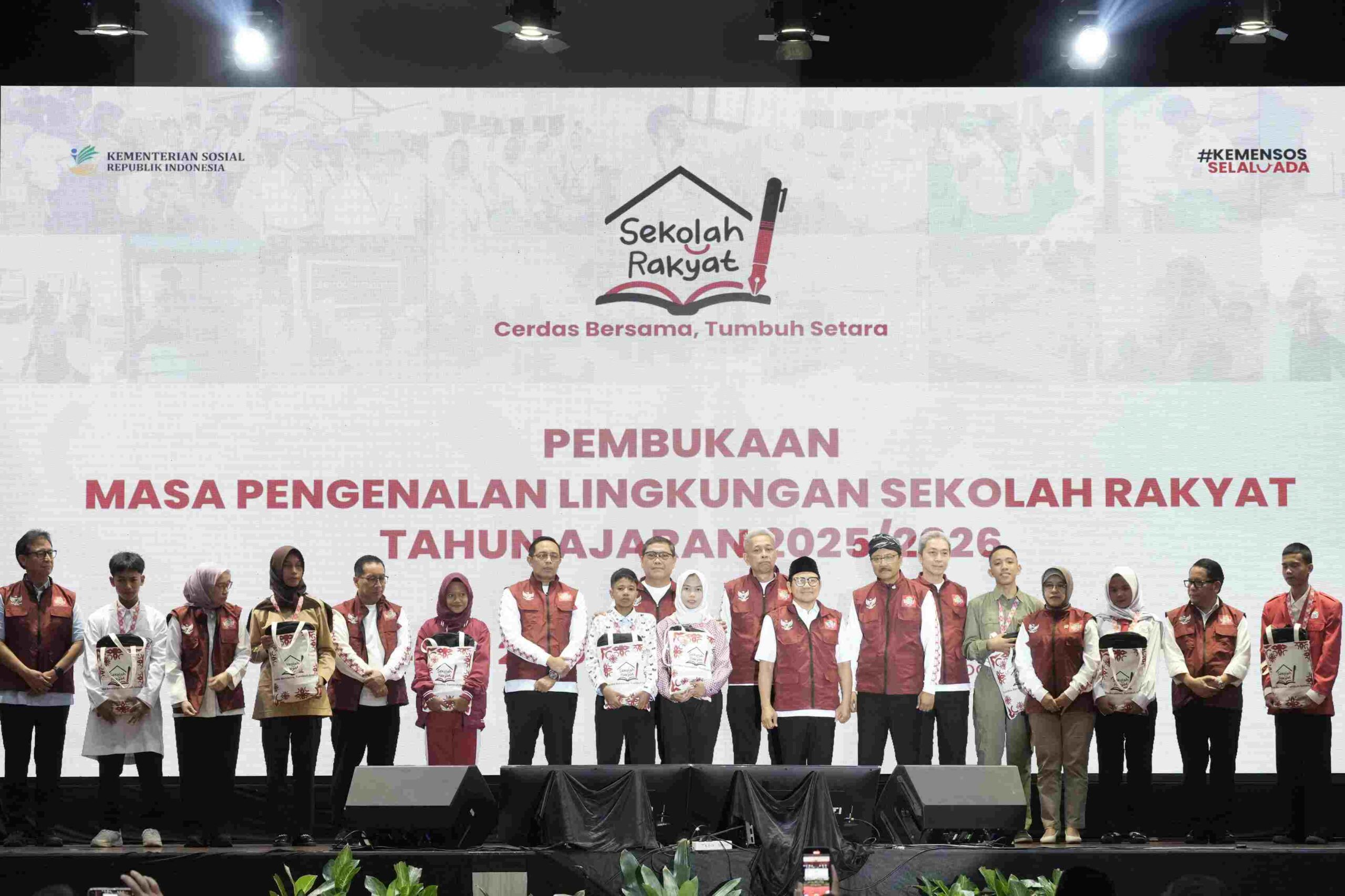 Masa Pengenalan Lingkungan Sekolah (MPLS) bagi para siswa Sekolah Rakyat mulai dilakukan serentak di 63 titik di seluruh Indonesia, Senin (14/7/2025) . Kemensos
