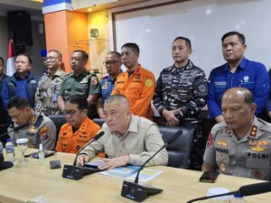 Menteri Perhubungan Dudy Purwagandhi turun langsung memantau proses evakuasi korban tenggelamnya KMP Tunu Pratama Jaya di Pelabuhan Ketapang, Banyuwangi, Jawa Timur, Kamis malam (3/7/2025). /Kemenhub