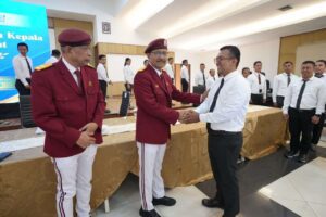 Menteri Sosial Saifullah Yusuf (tengah) memperkenalkan seragam almamater Sekolah Rakyat. Pengenalan dilakukan saat pembekalan Kepala Sekolah dan Guru Sekolah Rakyat di Jakarta, Selasa (19/8/2025). (Foto: Humas Kemensos)
