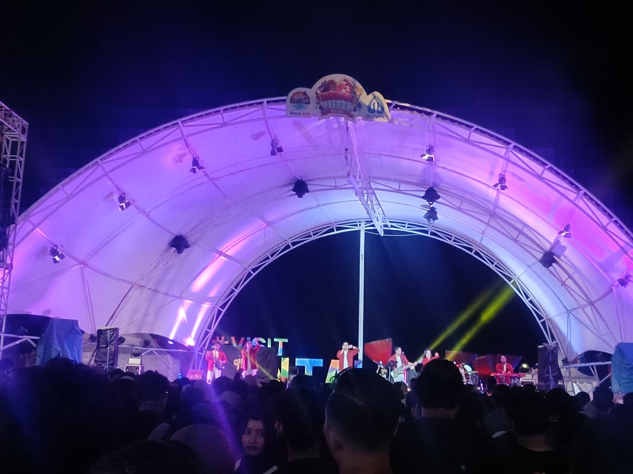 terselenggaranya Merah Putih Fest dalam rangka memperingati HUT ke-80 Kemerdekaan Republik Indonesia di Pantai BSB, Minggu (17/8/2025).