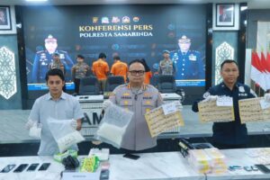 Barang bukti 2,7 kg sabu dan lima tersangka yang diamankan / Polda Kaltim