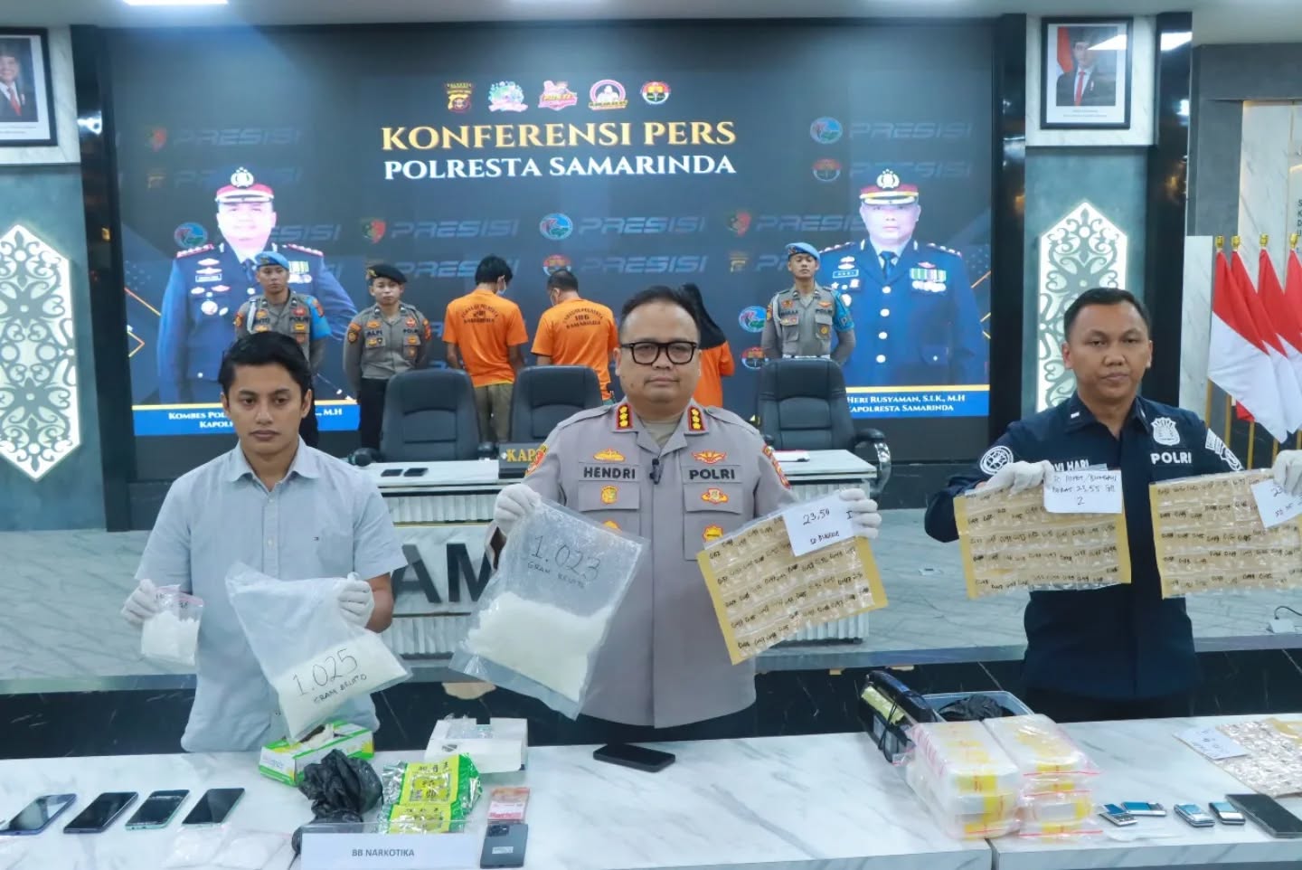 Barang bukti 2,7 kg sabu dan lima tersangka yang diamankan / Polda Kaltim