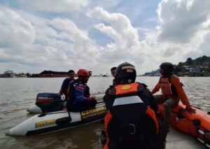 Tim SAR Gabungan saat melakukan pencarian / Polda Kaltim