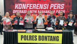 Kapolres Bontang, AKBP Widho Anriano, memaparkan hasil pengungkapan dalam konferensi pers, Jumat (8/8/2025) / Polda Kaltim