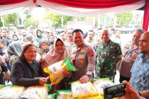 Operasi Pasar Murah bertajuk Gerakan Pangan Murah (GPM) di Halaman Mako Polresta Balikpapan, Kamis (14/8/2025). / Polda Kaltim