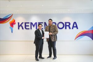 Ketua Umum PSSI Erick Thohir menyerahkan dokumen naturaliasi Miliano Jonathans / Erick Thohir