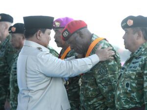 Penganugerahan Jenderal Kehormatan diberikan kepada 12 tokoh yang dinilai berjasa besar bagi pertahanan dan keamanan negara / BPMI Setpres