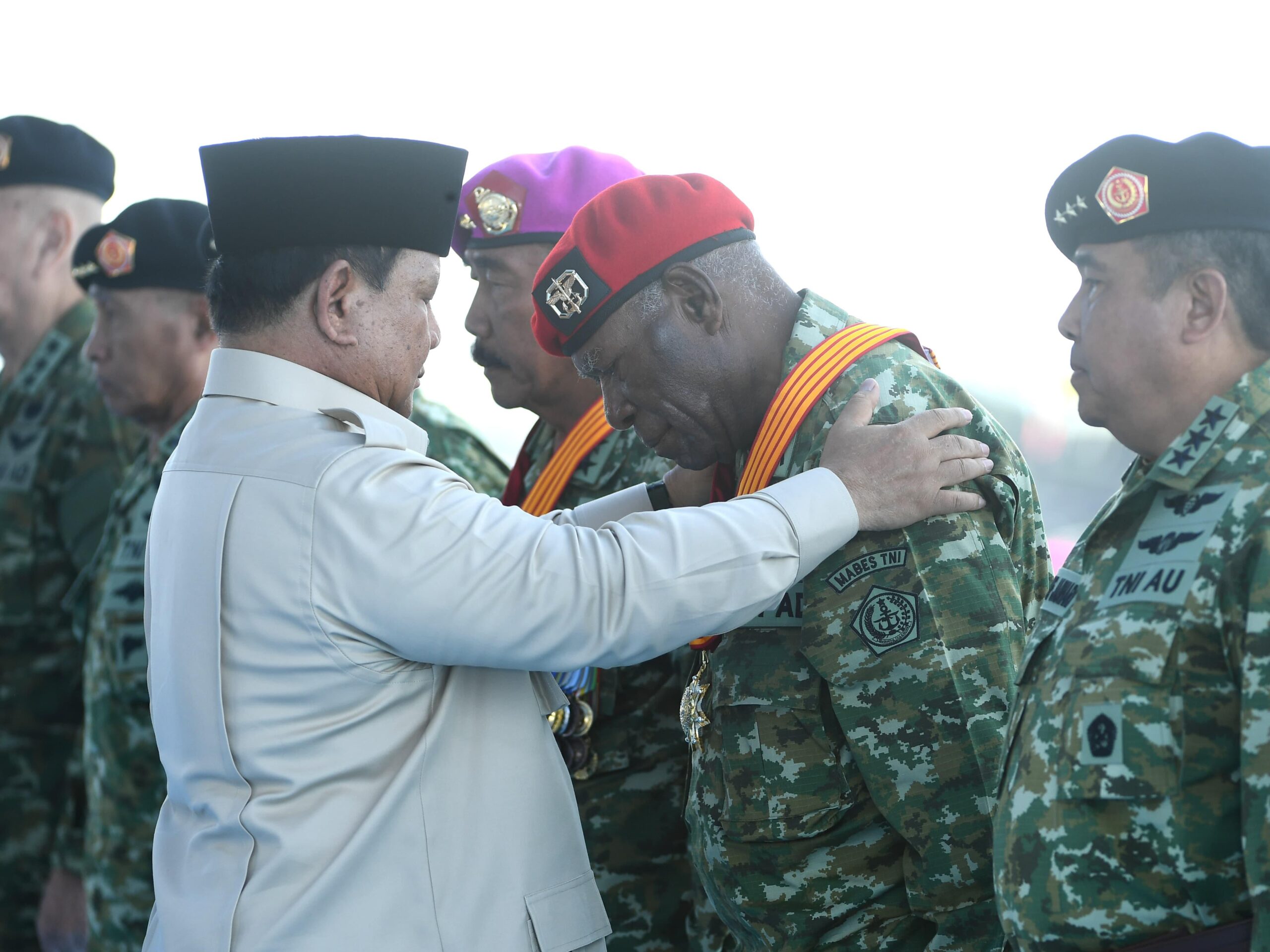 Penganugerahan Jenderal Kehormatan diberikan kepada 12 tokoh yang dinilai berjasa besar bagi pertahanan dan keamanan negara / BPMI Setpres