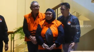 Dua tersangka kasus korupsi LNG di PT Pertamina Persero, Yenni Andayani (kanan) dan Hari Karyuliarto (kiri) usai menjalani pemeriksaan di gedung Merah Putih KPK, Jakarta, Kamis (31/7/2025). [Suara.com/Alfian Winanto]