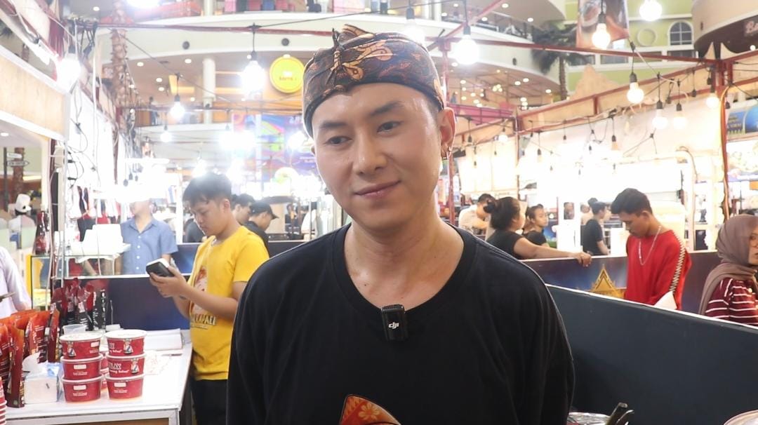 Tenan milik Rafael Tan di Festival Kuliner E-Walk Mall Balikpapan langsung jadi spot paling diburu pengunjung.