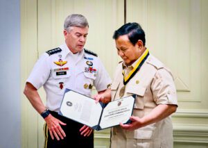 Jenderal Bryan Fenton menyerahkan medali kehormatan U.S. Special Operations Command (USSOCOM) kepada Presiden Prabowo Subianto di Istana Merdeka, Jakarta, pada Senin, 4 Agustus 2025. (Foto: BPMI Setpres)