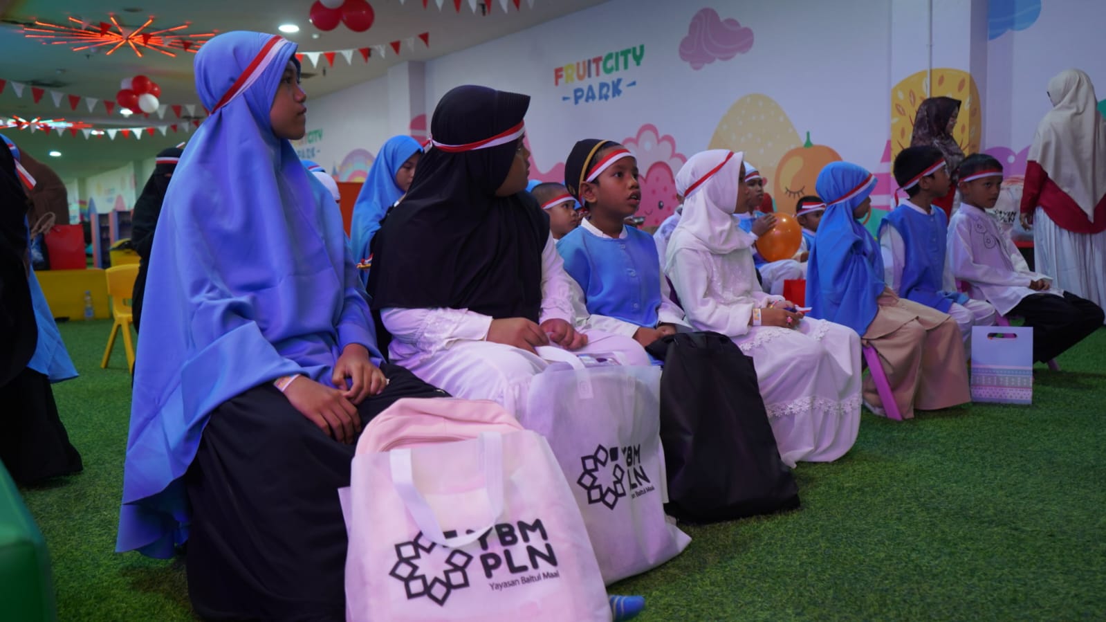 Yayasan Baitul Maal (YBM) PLN UID Kaltimra menyerahkan paket bantuan berisi perlengkapan sekolah dan penunjang belajar lainnya kepada abak panti di Balikpapan