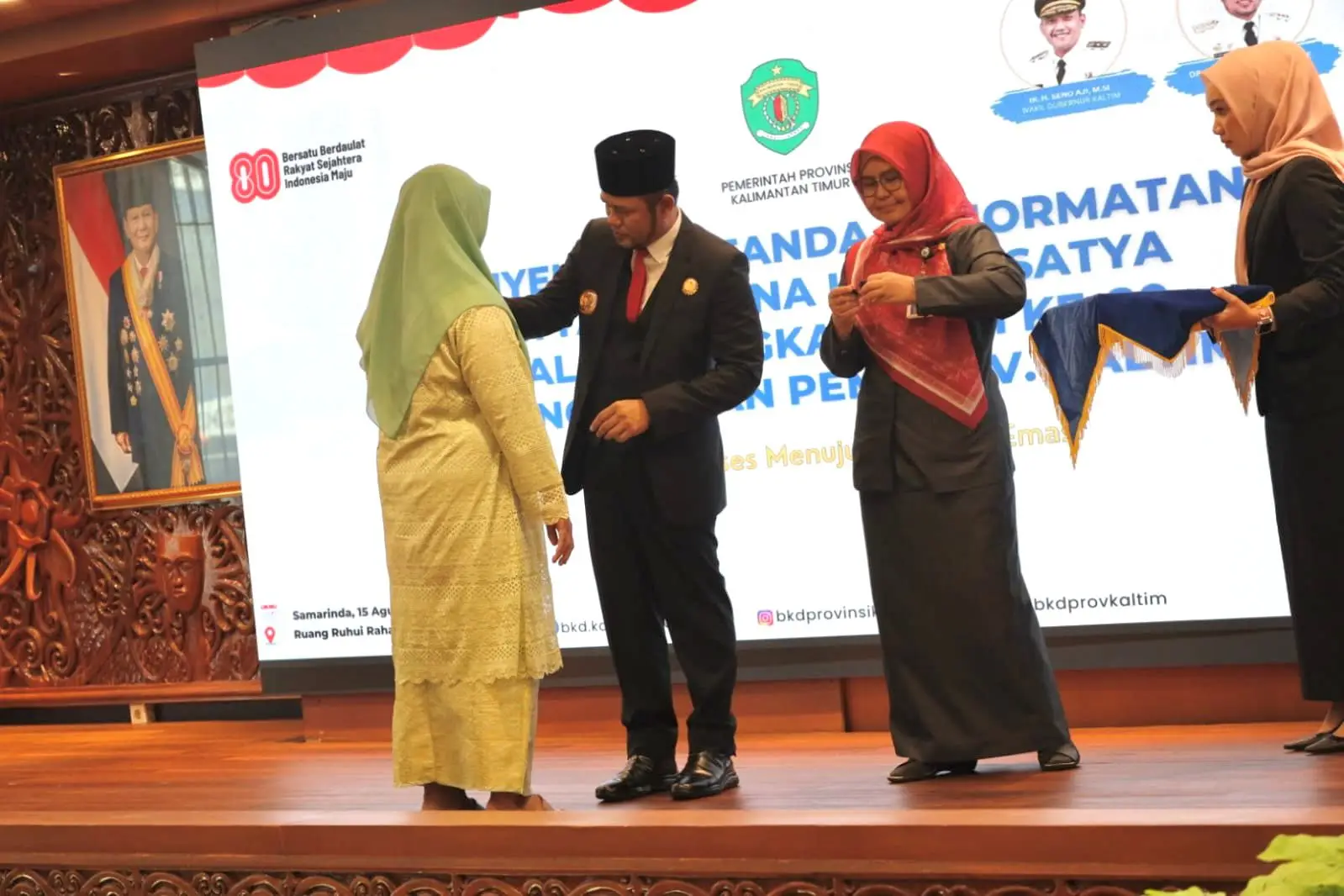 Gubernur Rudy Mas'ud saat menyematkan Tanda Kehormatan Satyalancana Karya Satya dari Presiden / Pemprov Kaltim