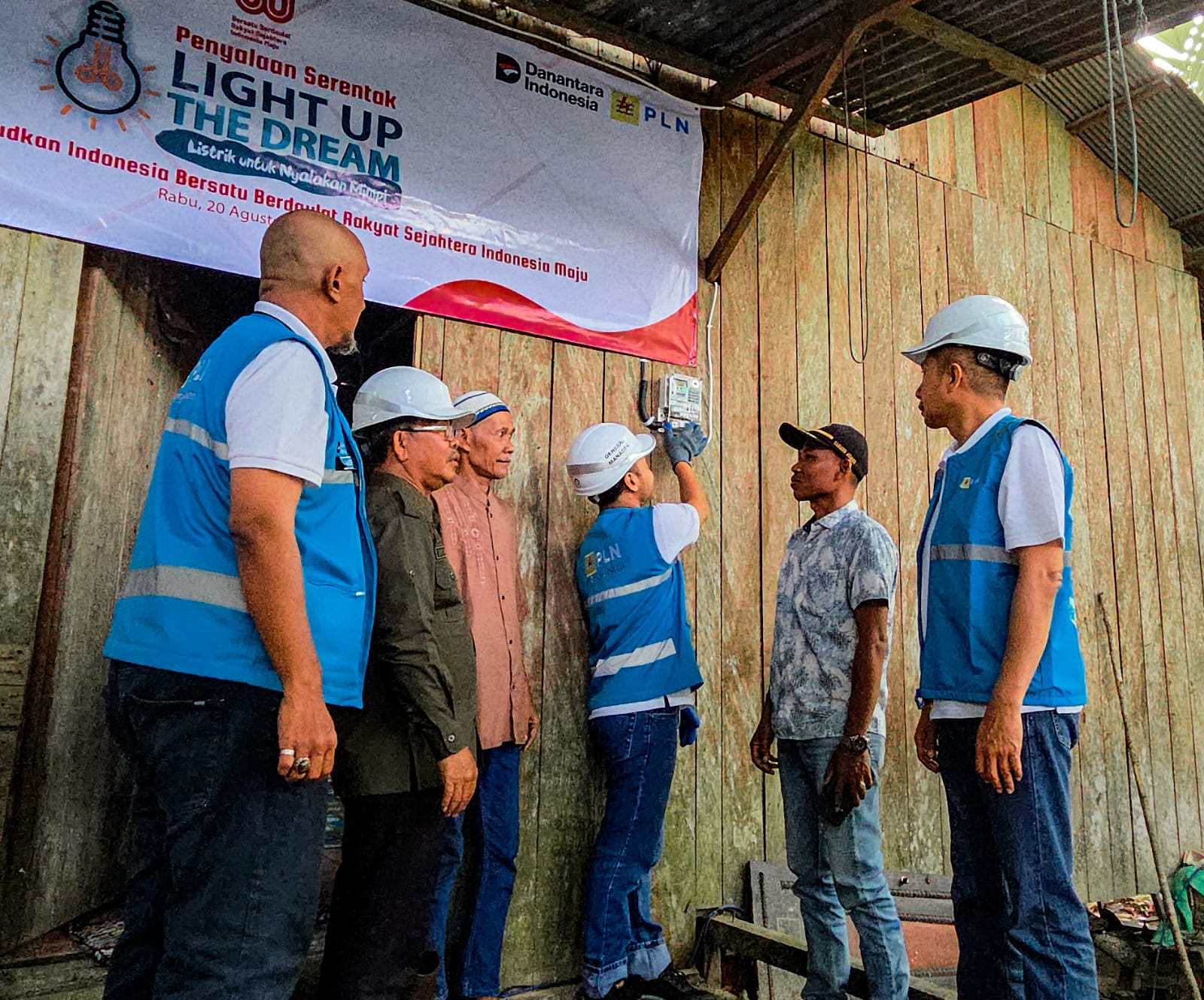 PLN menghadirkan sambungan listrik gratis bagi masyarakat pra-sejahtera