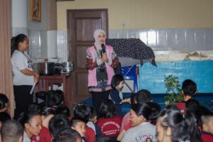 Anak Berkebutuhan Khusus di Balikpapan Belajar Masak dan Panen Hidroponik Bersama Srikandi PLN