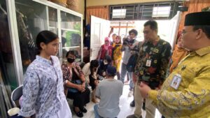 Kepala Dinas Sosial Kota Balikpapan, Edi Gunawan, saat penyerahan bantuan