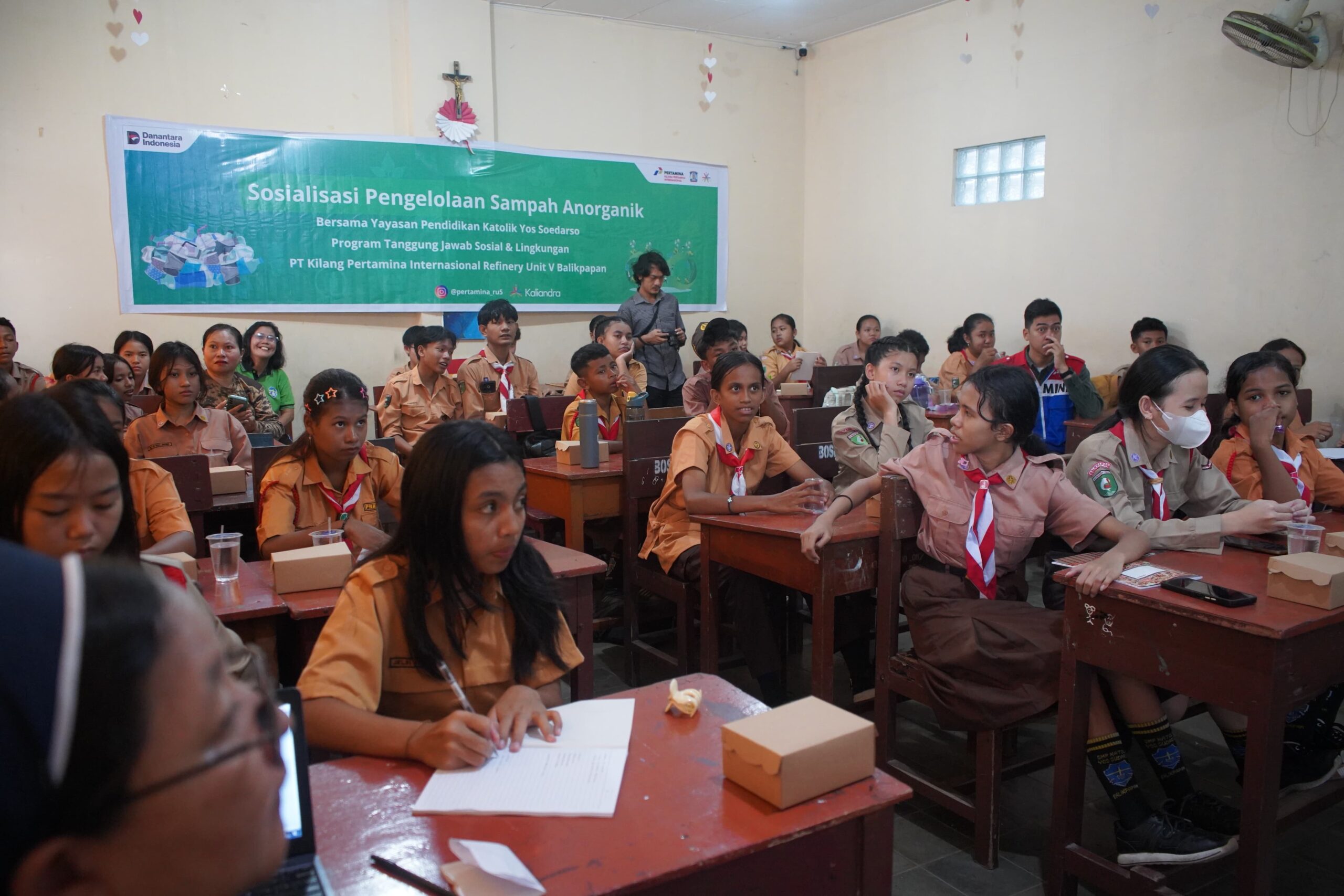 Bertempat di SMP Yos Sudarso Balikpapan Barat, PT KPI menggelar sosialisasi pengelolaan sampah anorganik yang diikuti 32 siswa dari kelas VII hingga IX