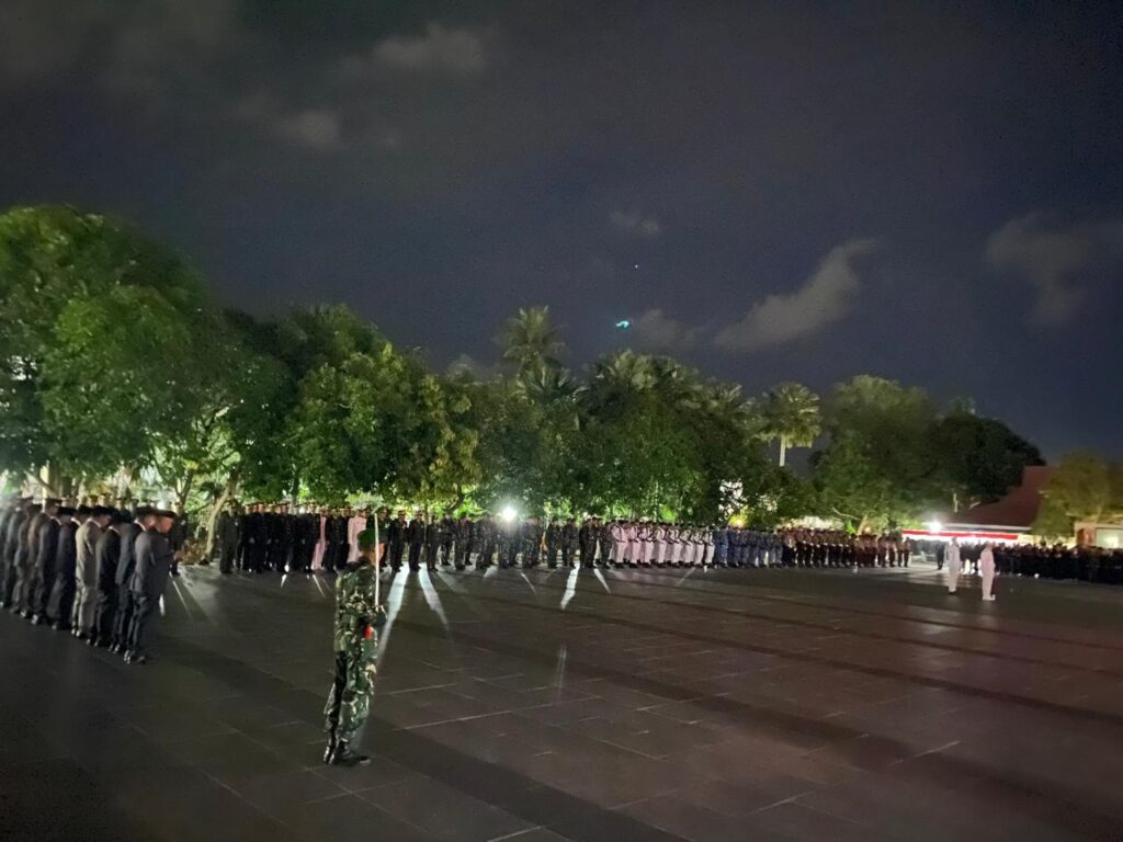 Apel Kehormatan dan Renungan Suci di Taman Makam Pahlawan (TMP) Dharma Agung, Sabtu (16/8/2025) malam.