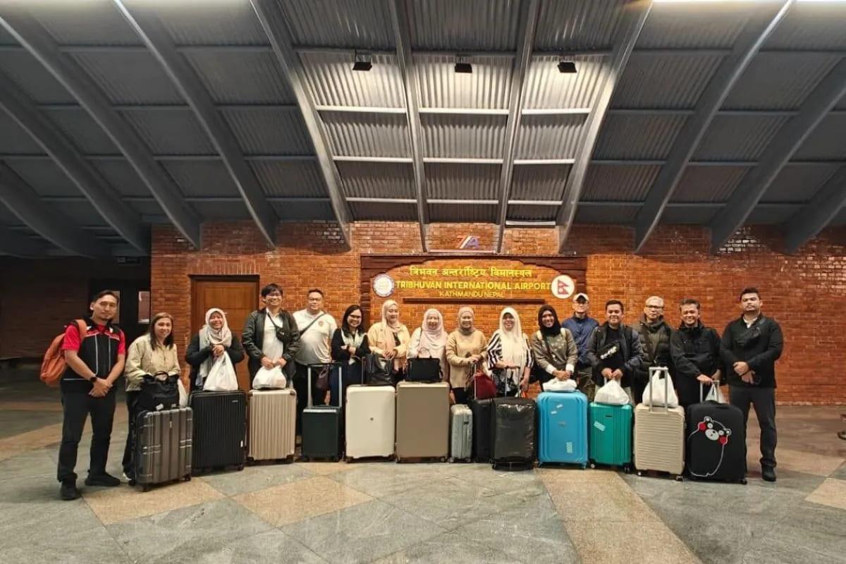 ombongan WNI yang berhasil dievakuasi tim pelindungan dari Kemlu RI di Bandara Internasional Tribhuvan Kathmandu, Nepal, menjelang kepulangan mereka ke RI, Kamis (11/9/2025). (Foto: Dok.Kemlu RI)