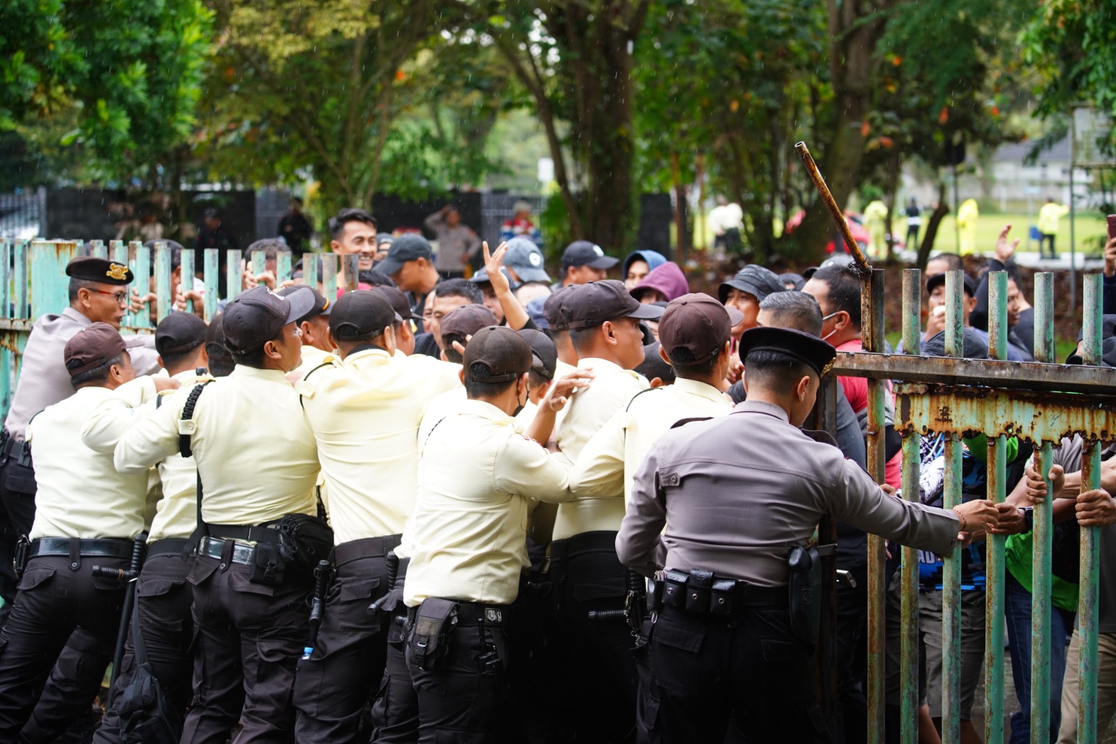 Petugas Brimob Polda Kaltim dan security PT KPI Unit Balikpapan berusaha menahan massa saat simulasi penanganan kerusuhan