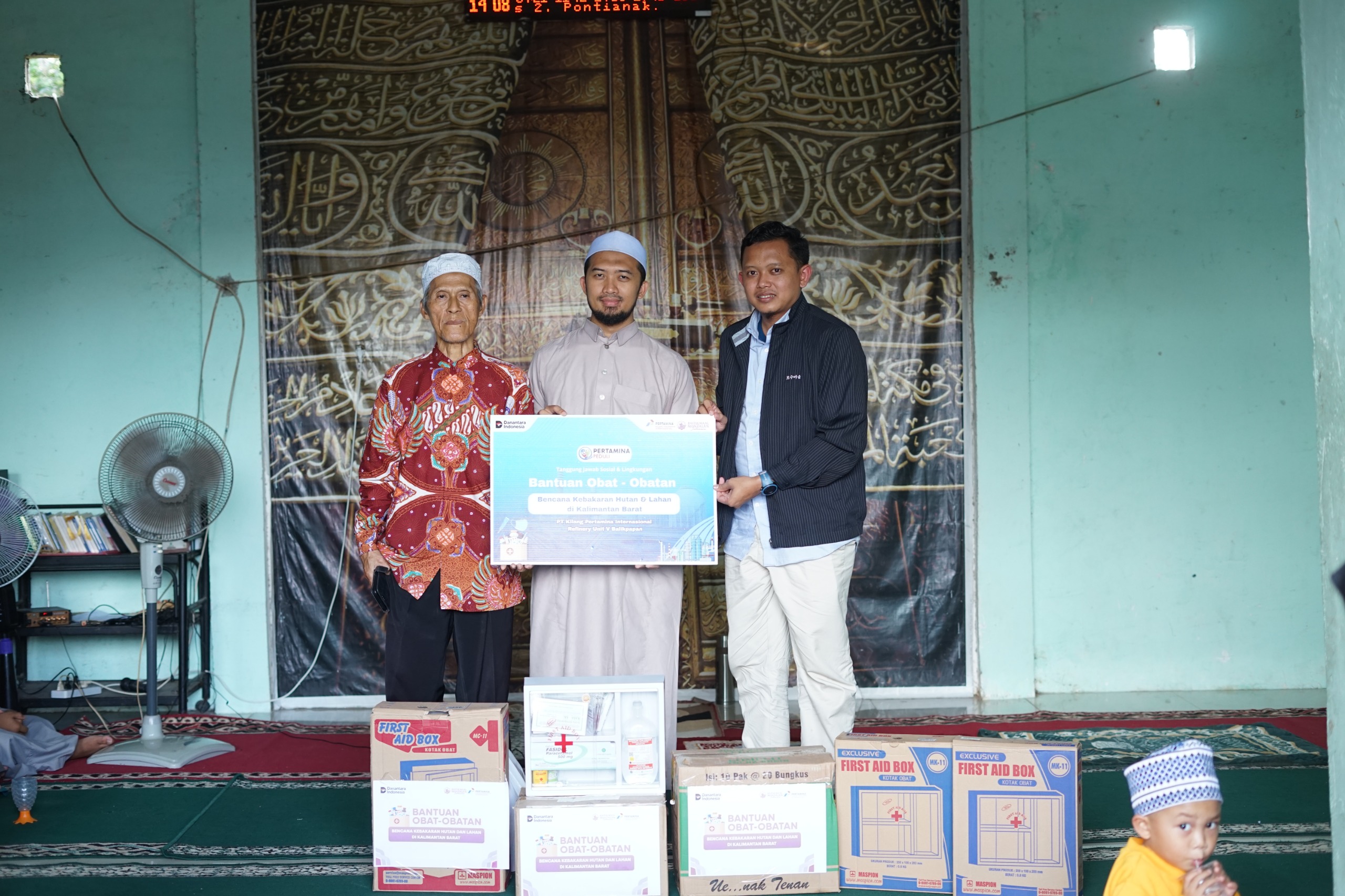 PT KPI Unit Balikpapan menyalurkan bantuan obat-obatan bagi warga terdampak kabut asap karhutla di Pontianak, Kalbar. Bantuan disalurkan melalui Pondok Pesantren Kanzul Khairat dan Pondok Tahfiz Iqra Braille Center (IBC)