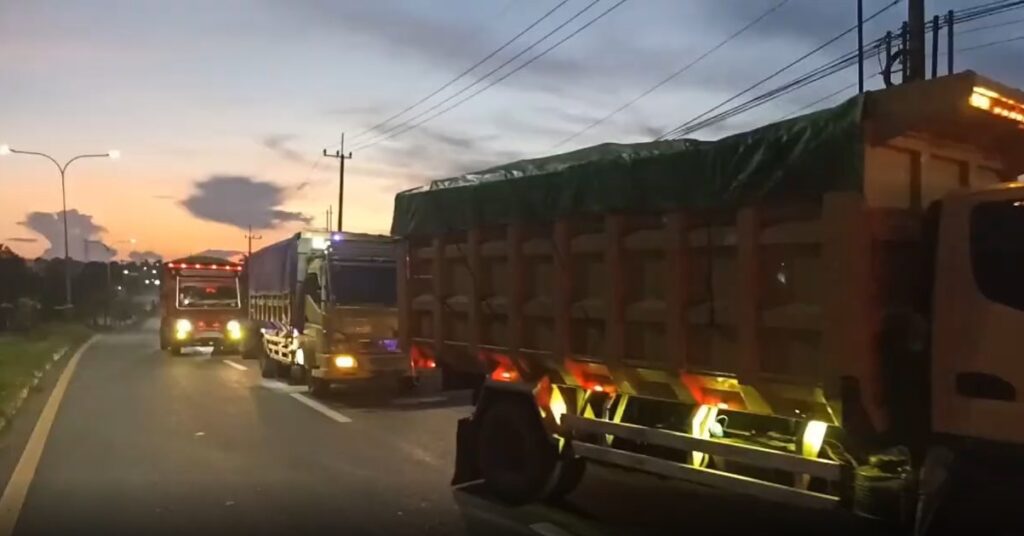 Truk yang diamankan saat melintas menuju jalan tol Samboja–Balikpapan (foto : Polda Kaltim)