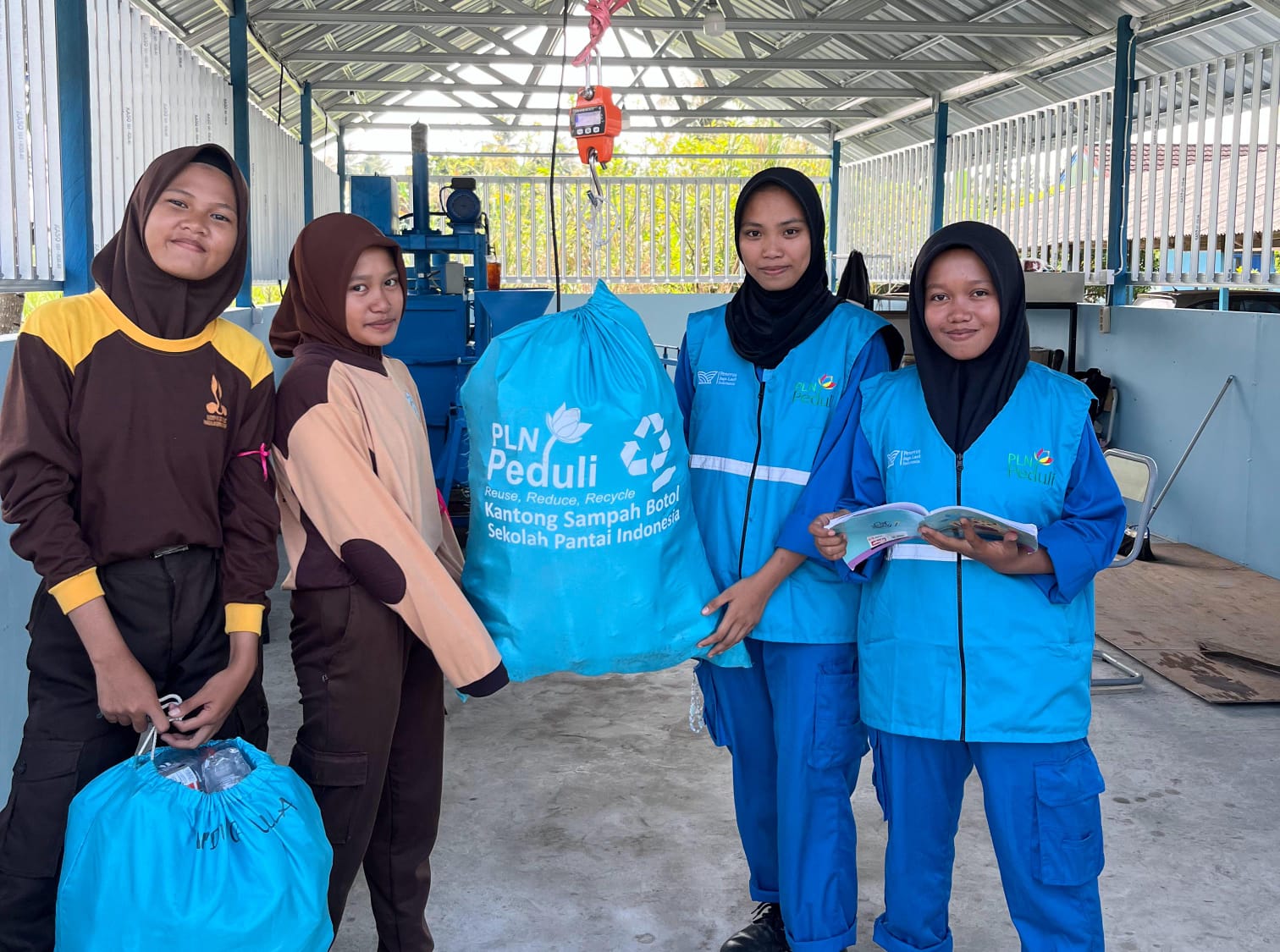 PLN dan SMKN 5 Balikpapan Luncurkan Buku dan Aplikasi ReplastApp untuk Kelola Sampah