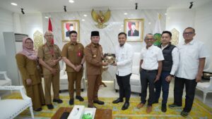 Gubernur Kalimantan Timur Rudi Mas’ud menerima kunjungan Executive General Manager Pertamina Patra Niaga Regional Kalimantan, Isfahani, di Kantor Gubernur Kaltim, Samarinda, Senin (6/10/2025).
