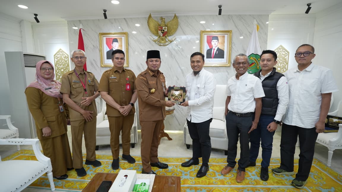 Gubernur Kalimantan Timur Rudi Mas’ud menerima kunjungan Executive General Manager Pertamina Patra Niaga Regional Kalimantan, Isfahani, di Kantor Gubernur Kaltim, Samarinda, Senin (6/10/2025).