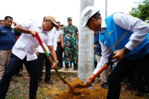 Menteri ESDM bersama Direktur Utama PLN melakukan simbolis pembangunan infrastruktur listrik desa di Musi Banyuasin, Sumatera Selatan, Kamis (16/10/2025).