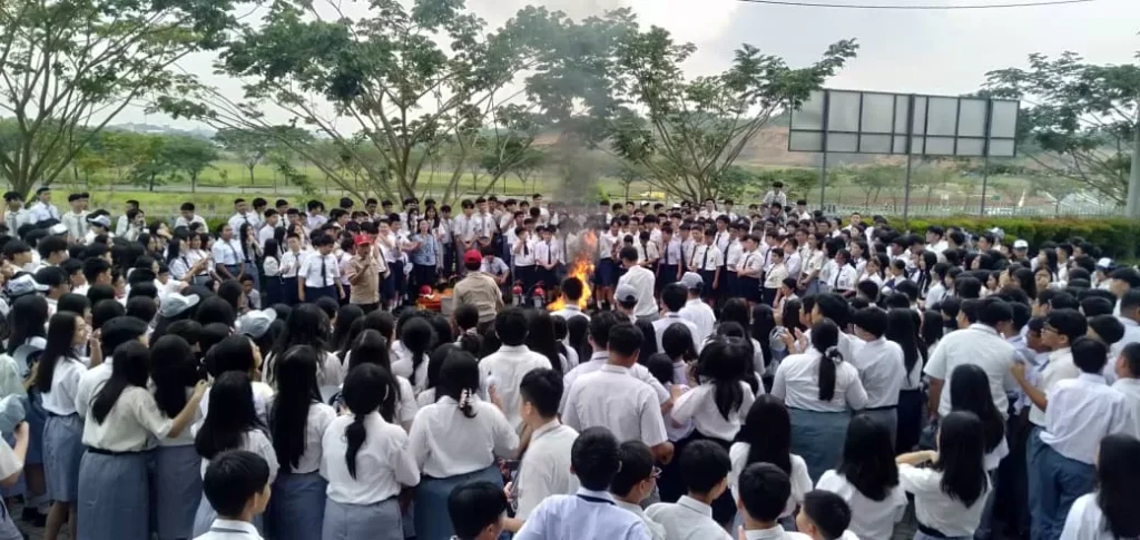 Siswa SMP-SMA Ipeka Kota Balikpapan diberi pelatihan dalam penanganan bencana kebakaran oleh petugas BPBD.