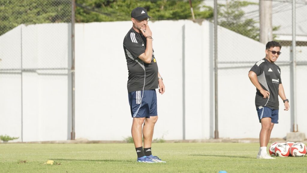 Tomas Trucha saat memimpin latihan perdana PSM Makassar / ileague.id